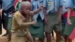 Африканские детишки танцуют
