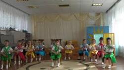 Ансамбль ложкарей в детском саду исполняет Яблочко
