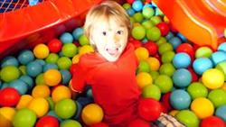 Бассейн с шариками на детской площадке. Развлечения для детей
