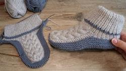 Бесшовные следки спицами с королевской косой ?? Homemade knitted slippers ????
