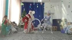 Дед мороз и снегурочка танцуют Skibidi и многое другое
