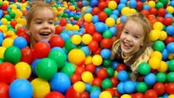 Детский развлекательный центр с горками и батутами Бассейн с шариками Играем в Лабиринте
