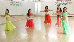 Маленькие девочки классно танцуют танец живота!
