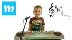 Матюн открывает подарок  - детский музыкальный синтезатор (пианино) с микрофоном
