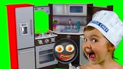 Настя готовит еду на детской игровой кухне для своей куклы БЕБИ БОН Кормим и играем как МАМА
