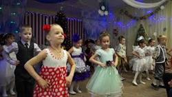 Новый Год танец-  вход С Новым Годом, супер детский сад
