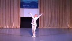 Олененок. Маленькая девочка танцует на сцене в Сочи. Красивый Национальный костюм.
