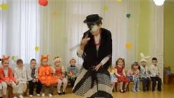 Персонаж Сорока на празднике Осени в детском саду Средняя группа
