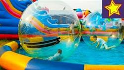 Развлечение для детей. Надувные шары в бассейне с водой. Giant Water Balloon for kids

