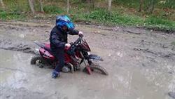 Школьник на питбайке покоряет грязь mud vs pitbake детский питбайк

