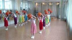 Танец с баскетбольными мячами в детском саду.
