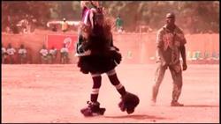 Улётный танец африканского парня. Вытворяет ногами немыслимое!
