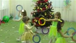 Утренник в детском саду. Новогодняя елка Цирк. Жонглеры - красивый танец девочек.
