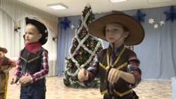 Веселый танец ковбоев в детском саду на Новый год.
