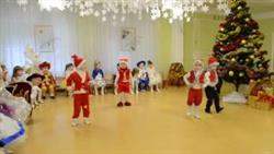 Веселый танец молодых Дед Морозов Новогодний утренник в детском саду
