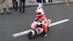 3-Річний мотоцикліст Тіма Кулєшов ганяє на мотоциклі по дорозі
