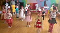 8-Е марта в детском саду  Дети танцуют для мам
