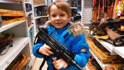 Детский магазин игрушек Играем в Войнушки в Детском мире Куча оружия для детей
