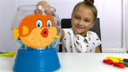 Игра Пугливая Рыбка - Ярослава выигрывает у мамы | Видео для детей
