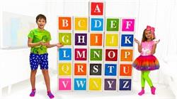 Катя помогает учить английский алфавит

