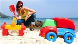 Маша Капуки собирает грузовичок и замок из песка. Видео для детей.
