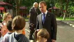 Медведев рассказал детям, что не любил тихий час
