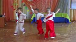 Очень красивый танец казачат в детском саду

