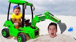 Сеня и Папа Сонные Играют c Трактором в Песке Видео Для детей
