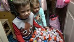 Сотни яиц с игрушками на тележке Макс и Катя
