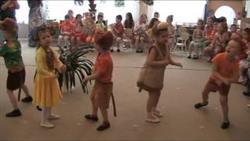 Танец обезьянок. Песня Африка.
