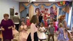 Танец педагогов с детьми Кремена
