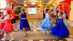 Танец с цветочными дугами  в детском саду
