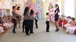 Танец с мамами на 8 марта Мамин вальс. Подг. группа. Авторская разработка Лукашенко О. А.
