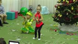 Утренник в детском саду. Новогодняя елка на тему Цирк. Танец Факира и змейки
