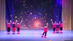 Веселый детский танец Гномы. Дети танцуют на сцене на фестивале Мистерия танца
