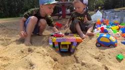 Видео для детей Дети играют с песком Влог Собираем мост из конструктора Большая песочница
